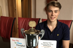 Max Warmerdam  poseert met de beker. Foto Mariëtte Biemans.