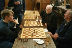 Onder toeziend oog van Jan op de Laak kunnen Max en Bernd Schäfers zich eindelijk ontspannen, nadat zij remise overeen zijn gekomen.