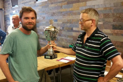 Trots neemt Mart de bokaal uit handen van Geert aan als winnaar van het Venlo Open 2019 .