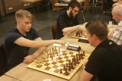 Zomersnelschaaktoernooi 2019: Max Warmerdam, uiterst links, tegen Dirk Bergmans. Foto Bas van der Grinten.