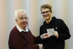 Hub reikt prijs uit tijdens het Theo van Spijktoernooi op 11-03-2018 aan winnaar Miki Nieczyporowski. In Memoriam 2021.
