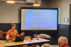 Cas de Groot presenteert de nieuwe website tijdens de ALV vergadering van de Venlose Schaakvereniging. Venlo, 25 augustus 2022.
