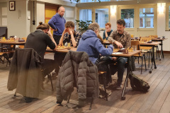 KNSB-20231104 De borden 3, 4 en 5 op de rug gezien: Mart, Rudi en Thijmen (niet zichtbaar)