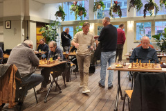 KNSB wedstrijd Venlo 1- De Combinatie 1. Onder andere te zien: zittend (vlnr) Joep Nabuurs, op de rug Gerard van den Berg, Mart Nabuurs, Rudi van Gool,  midden staand Nico van der Hoogt en Hans van Mulekom en rechts zittend Peter Schoeber.