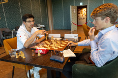 Anish Giri en Max Warmerdam (rechts) op het NK Schaken, 6 juli 2023 (foto Harry Gielen)
