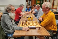 Zomersnelschaak 20230803 Op de voorgrond Gerben Oosterbaan (links) tegen Frank van Overbeek