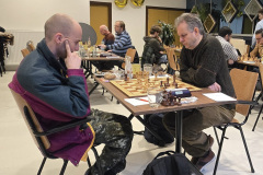 Vooraan op bord 5 Henk van Gool (rechts) tegen Lucas Gortemaker. Rechts achter op bord 2 Thijmen Smith. Links achter op bord 7 Carsten Fehmer en op bord 8 Peter Schoeber.