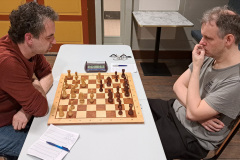 Clubkampioenschap 2023-2024: Maarten Strijbos (links) tegen Henk van Gool, 2 mei 2024 (foto Bas van der Grinten)