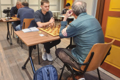 R5, bord 1: Peppe de Martino (links) tegen Henk van Gool