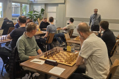KNSB wedstrijd 10 mei 2025: Venlo 1 tegen Zuid-Limburg 2. Team- en wedstrijdleider Henk van Gool opent de wedstrijd.
