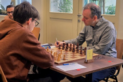  Henk van Gool nam eervol afscheid van het teamschaken met een overwinning op de jonge Belg Matei Govoreanu. KNSB wedstrijd 10 mei 2025.