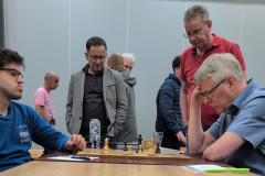 Op bord 1 John Stikkelbroeck (rechts)  tegen Matthias Beck. Staand rechts Gerard in 't Veld