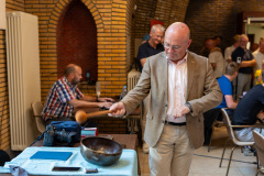Roel Versleijen (Directeur Antares) luidt de gong voor de opening van het NK (Foto Harry Gielen)