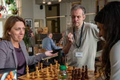 20250707 Venlo. Verslaggever van de dag Henk van Gool volgt de analyse van Marleen van Amerongen en Anna-Maja Kazarian (Foto KNSB/Schaakbond)