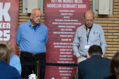 20250708 NK Schaken Venlo. Toeschouwers Peter Schoeber (links) en Bas van der Grinten. (Foto Harry Gielen)