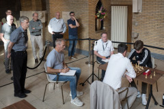 20250710 NK Barrage tussen Loek van Wely en Liam Vrolijk. Links staand Ad Burgmans, Bas van der Grinten en Peter Schoeber. Meeschrijvers o.a. Ron Puyn (Foto Frans Peeters)