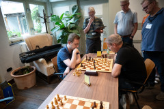 20250711 NK Venlo. Rapidtoernooi, rechts Danny Boskemper, staand Geert Hovens, John Stikkelbroeck en Rick Wagemakers (Foto KNSB/Schaakbond) 