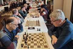 Hans Leenders (links) tegen John Stikkelbroeck in het Open Noord-Limburgse Snelschaakkampioenschap op 11-01-2025 te Horst