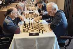 Hans Leenders (links) tegen Peter Timmermans in het Open Noord-Limburgse Snelschaakkampioenschap op 11-01-2025 te Horst