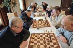 Hans van Mulekom (rechts) tegen Peter Schut in het Open Noord-Limburgse Snelschaakkampioenschap op 11-01-2025 te Horst