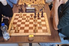 Partijfragment Randy Bax - Roel Wiche uit groep B. Omdat de stelling zo uniek was. Uiteindelijk kreeg Roel met zwart een (zwaar) gewonnen stelling maar liep hij in een zg. stalemate trap. Hoe mooi kan schaken soms zijn!