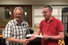 Geert Hovens (links) ontvangt de 2e prijs uit handen van voorzitter Gerard in ’t Veld.