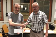 Henk van Gool (links) krijgt zijn prijs als toernooiwinnaar.