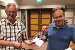 José Alonso (rechts) ontvangt de 3e prijs uit handen van wedstrijdleider Geert Hovens. Op de achtergrond Peter Schoeber die 4e werd.