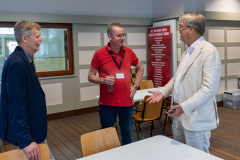 5 juli 2025. Ontvangst spelers en gasten. Ad Bruijns (links, toernooidirecteur), Gerard in 't Veld en Frank Tijdeman (bestuurslid KNSB) (Foto Harry Gielen)