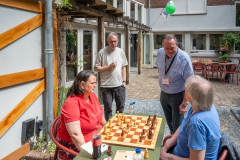 5 juli 2025.  Binnenplaats Ald Weishoès. Links staand Henk van Gool. rechts staand Ron Puyn. (Foto KNSB/Schaakbond)