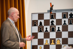 5 juli 2025. Analyse van de partijen. Paul van der Sterren (Foto KNSB/Schaakbond)