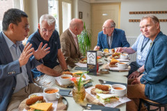 5 juli 2025.  Lunch met sponsoren en gasten. Aan het hoofd Bas van der Grinten, pratend met Roel Versleijen (Foto KNSB/Schaakbond)