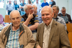 5 juli 2025. Commentaar bij de partijen. Jan op de Laak (links) en Paul van der Sterren. (Foto KNSB/Schaakbond)
