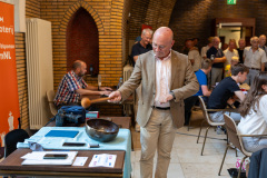 Roel Versleijen (Directeur Antares) luidt de gong voor de opening van het NK (Foto Harry Gielen)