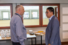 5 juli 2025. Ontvangst spelers en gasten. Hans van Mulekom (links ) en Dharma Tjiam. (Foto Harry Gielen)