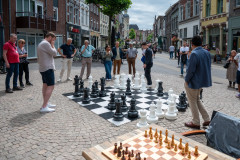 5 juli 2025. Voor café  Brouwersplaats. Uiterst links Gerard in 't Veld met zijn vrouw en 5e van links Geert Hovens (Foto KNSB/Schaakbond)