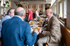 5 juli 2025.  Lunch met sponsoren en gasten. Op de rug Bas van der Grinten, rechts Roel Versleijen en op de achtergrond Gerard in 't Veld (Foto KNSB/Schaakbond)