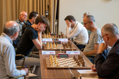 NK Schaken 20250705 ronde 1.2 Barrages. Meeschrijvers Bas van der Grinten, Hans van Mulekom, Peter Schoeber en verscholen Geert Hovens (Foto Frans Peeters)
