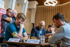 20250708 NK Schaken Venlo. Meeschrijver Hans van Mulekom bij de barragepartij Thomas Beerdsen tegen Jorden van Fooreest  (Foto Harry Gielen)