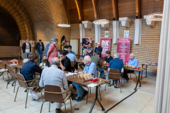 20250708 NK Schaken Venlo. Te onderkennen zijn de meeschrijvers bij de barragepartijen Bas van der Grinten (op de rug) en  Ad Burgmans,  en John Stikkelbroeck (op de rug) en Peter Schoeber. (Foto Harry Gielen)