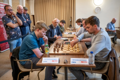 20250708 NK Schaken Venlo. Meeschrijver Hans van Mulekom en Ron Puyn bij de barragepartij Thomas Beerdsen tegen Jorden van Foreest. Links staand Joop Jansen. (Foto Frans Peeters)