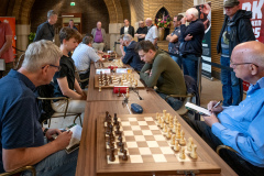 20250708 NK Schaken Venlo. Meeschrijvers John Stikkelbroeck en Peter Schoeber bij de barragepartij Arthur de Winter tegen Erwin L’ Ami. (Foto Frans Peeters)