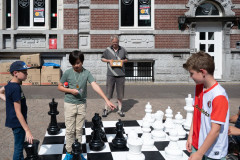 NK 20250709. Activiteit voor de jeugd op de Brouwersplaats met Geert Hovens (Foto Ad Bruins)