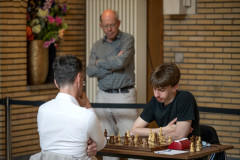 20250710 NK Partij tussen Loek van Wely en Liam Vrolijk. Staand Bas van der Grinten (Foto Frans Peeters)