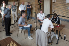 20250710 NK Barrage tussen Loek van Wely en Liam Vrolijk. Links staand Ad Burgmans, Bas van der Grinten en Peter Schoeber. Meeschrijvers o.a. Ron Puyn (Foto Frans Peeters)