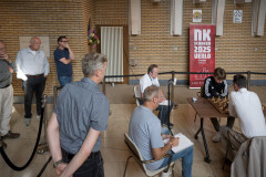 20250710 NK Barrage tussen Loek van Wely en Liam Vrolijk. Links staand Bas van der Grinten en Peter Schoeber. Meeschrijvers o.a. Ron Puyn (Foto Frans Peeters)