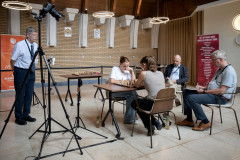 20250712 NK Venlo. Barrage partij tussen Robin en Machteld. Meeschrijvers zijn Hans van Mulekom en John Stikkelbroeck (rechts(. Links toernooi directeur Ad Bruijns. (Foto Frans Peeters)