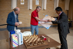 20250712 NK Venlo. Uitwisseling van geschenken tussen Gerard in ’t Veld (midden) en KNSB-directeur Dharma Tjiam (rechts). Links Bas van der Grinten. (Foto Frans Peeters)