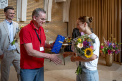 20250712 NK Venlo. Gerard in ’t Veld (links) geeft Machteld van Foreest een Venloos souvenir: Venloos Köpke. Links Loek van Wely. (Foto Frans Peeters)