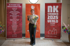 20250712 NK Venlo. Robin Duson met een Venloos souvenir: Venloos Köpke. (Foto Frans Peeters)